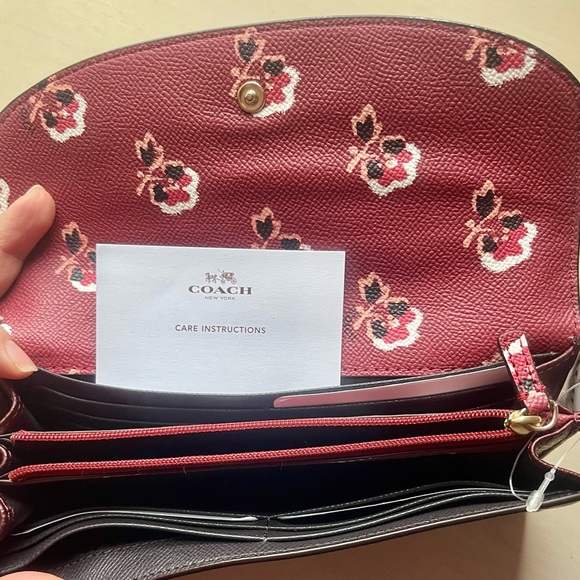 *RARE* COACH Metallic Cherry Bramble Rose Crossgrain Leather
Envelope Wallet Nwt - Picture 11 of 14